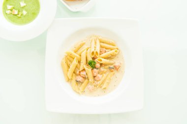 Penne carbonara makarna somon ile
