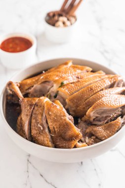 pot demlenmiş Ördek sosu ve ingradients ile