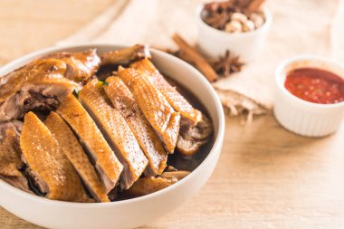 pot demlenmiş Ördek sosu ve ingradients ile