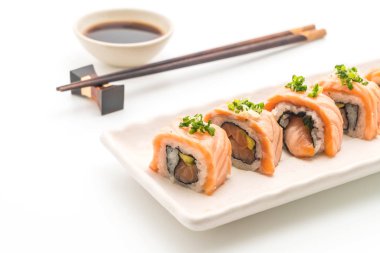 ızgara somon suşi roll - Japon gıda tarzı