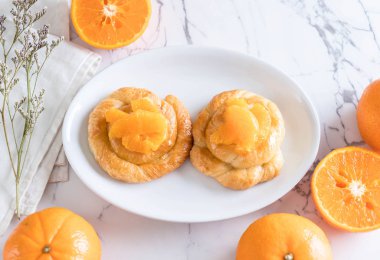 Turuncu plaka üzerinde tart