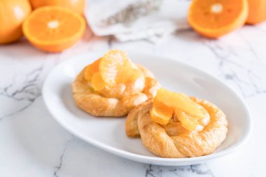 Turuncu plaka üzerinde tart