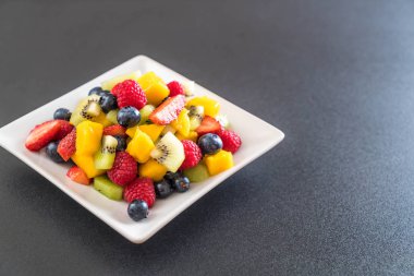 karışık taze meyve (çilek, ahududu, yaban mersini, kivi, mang