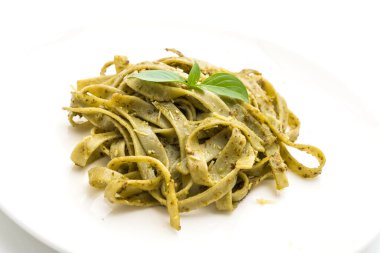 ıspanak fettuccine plaka üzerinde