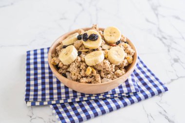 Granola muz, Kuru üzüm ve süt ile 