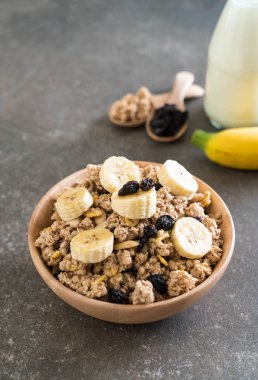 Granola muz, Kuru üzüm ve süt ile 