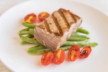 Tuna biftek salatası ile