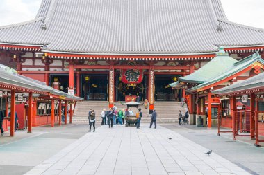 Tokyo-Kasım 16: Budist tapınağı Sensoji Novem tarihinde kalabalık insanlara