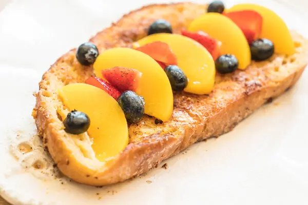 Fransız tostu şeftali, çilek ve yaban mersini