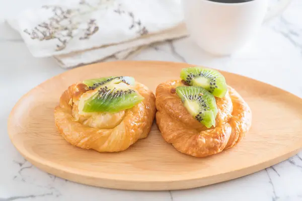 Kiwi pie on plate — Stock Photo, Image