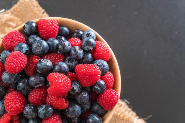 taze yaban mersini ve rasberry 