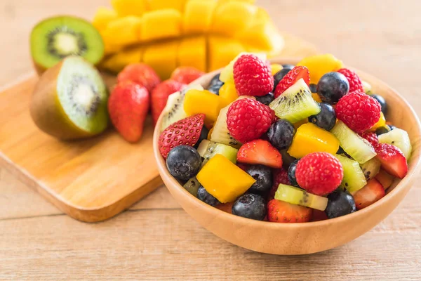 karışık taze meyve (çilek, ahududu, yaban mersini, kivi, mang