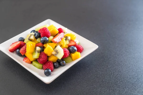 karışık taze meyve (çilek, ahududu, yaban mersini, kivi, mang