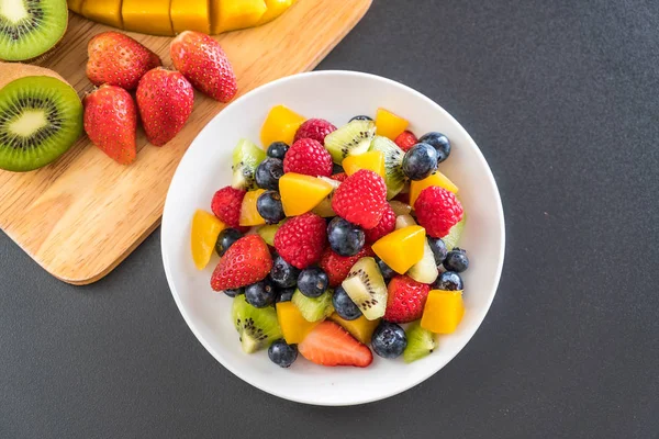 Frutas frescas mezcladas (fresa, frambuesa, arándano, kiwi, mang — Foto de Stock