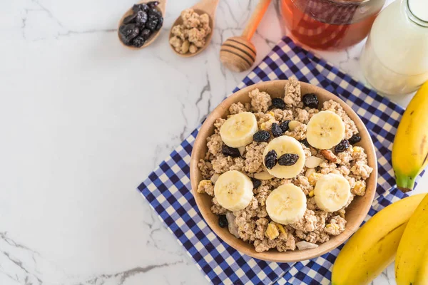 Granola muz, Kuru üzüm ve süt ile 