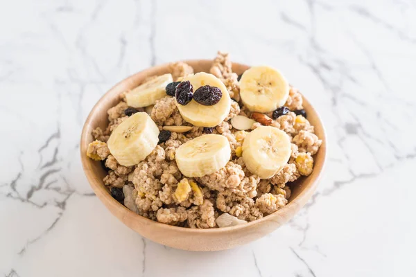 Granola muz, Kuru üzüm ve süt ile 