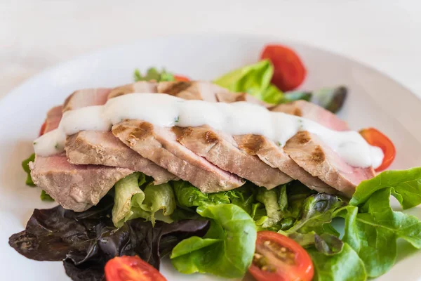 Tuna biftek salatası ile