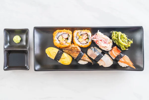 ロール寿司とマキのセット — ストック写真