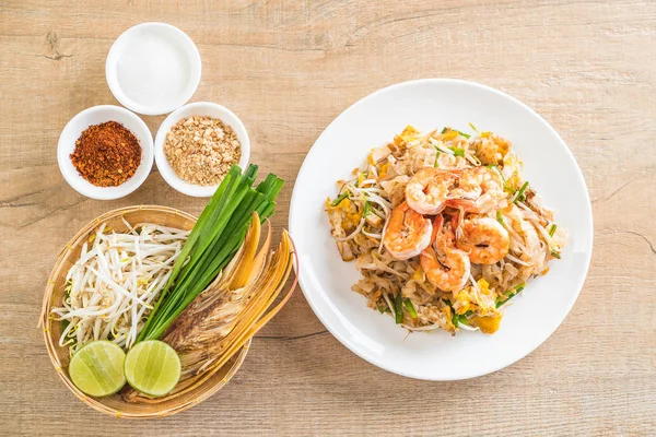 Macarrão frito tailandês "Pad Thai" com camarões — Fotografia de Stock
