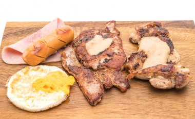 ahşap plaka üzerinde ızgara biftek mix