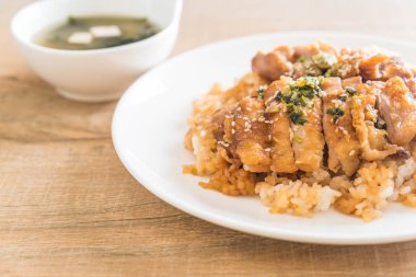 Teriyaki tavuk miso çorbası ile tepesinde pirinç