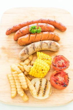 ızgara sosis mix sebze ve patates kızartması ile