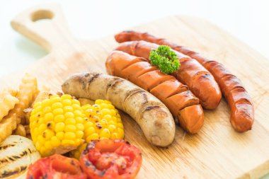 ızgara sosis mix sebze ve patates kızartması ile