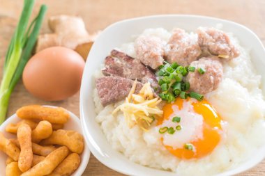 domuz eti ve yumurta ile pirinç lapası