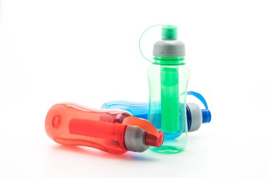 renkli plastik su şişesi veya kantin