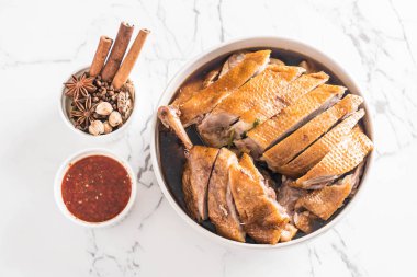 pot demlenmiş Ördek sosu ve ingradients ile