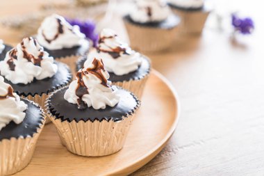 krem şanti ile çikolatalı kek