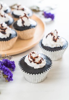 krem şanti ile çikolatalı kek