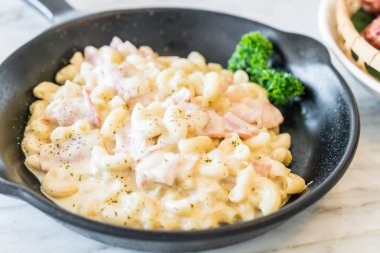 jambon ve peynirli makarna