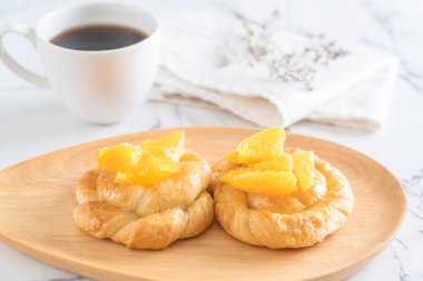 Turuncu pasta plaka üzerinde