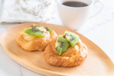 kivi pasta plaka üzerinde