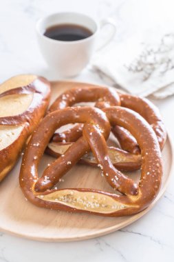 tuzlu kraker ve düz laugan ekmek 