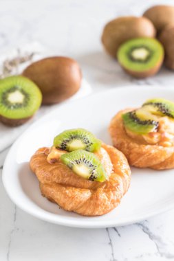 kivi tart plaka üzerinde