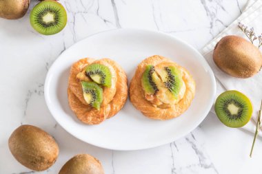 kivi tart plaka üzerinde