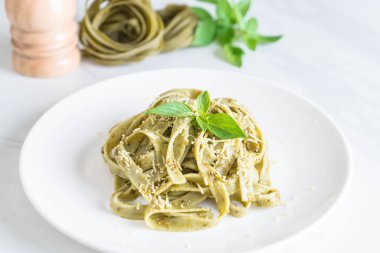 ıspanak fettuccine plaka üzerinde