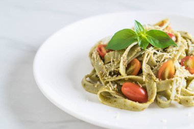 ıspanak fettuccine domates ile