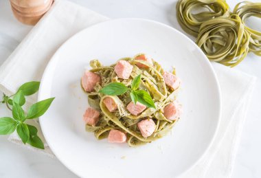 ıspanak fettuccine somon ile