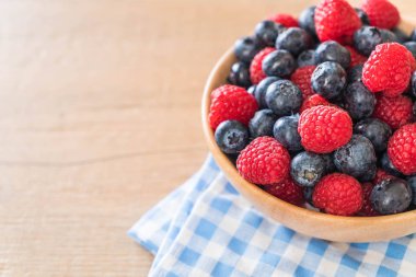 taze yaban mersini ve rasberry 