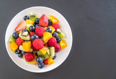 karışık taze meyve (çilek, ahududu, yaban mersini, kivi, mang
