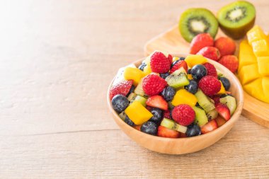 karışık taze meyve (çilek, ahududu, yaban mersini, kivi, mang