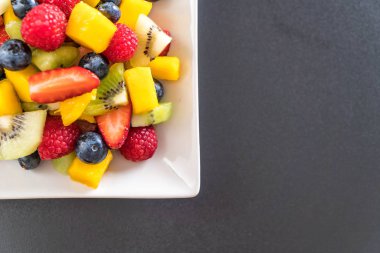 karışık taze meyve (çilek, ahududu, yaban mersini, kivi, mang