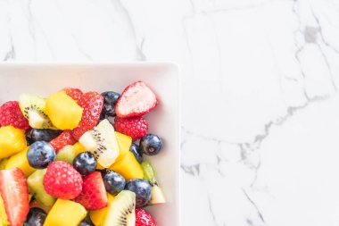 karışık taze meyve (çilek, ahududu, yaban mersini, kivi, mang