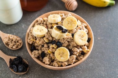 Granola muz, Kuru üzüm ve süt ile 