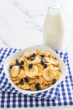 muz, Kuru üzüm ve süt ile tahıl 