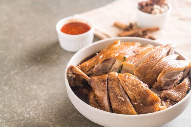 pot demlenmiş Ördek sosu ve ingradients ile