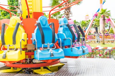 Renkli lunapark treni koltuk eğlence parkı 